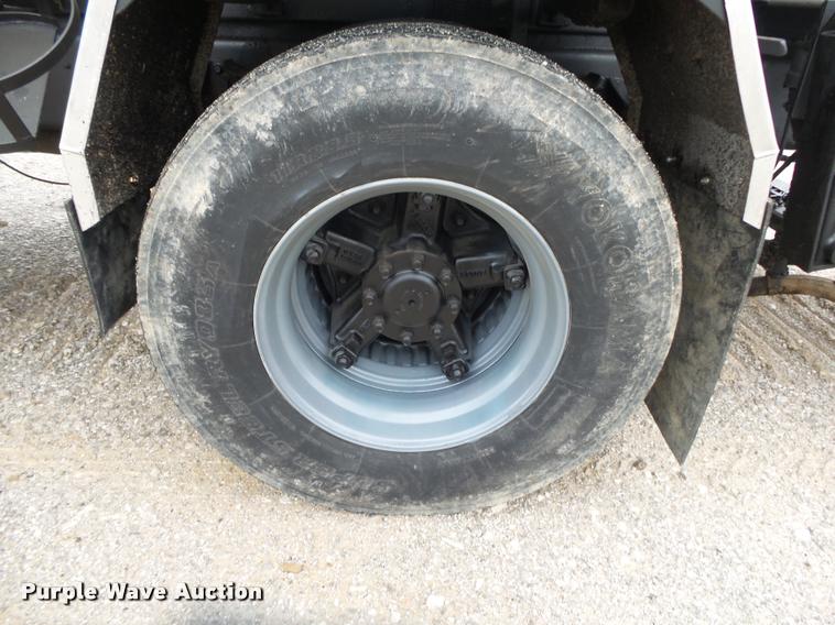 image for item DA2678 1996 International 4900 oil distributor truck