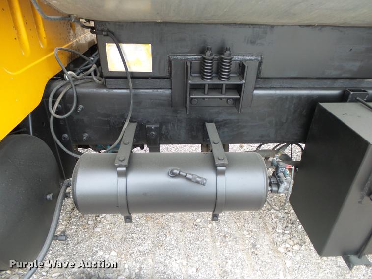 image for item DA2678 1996 International 4900 oil distributor truck