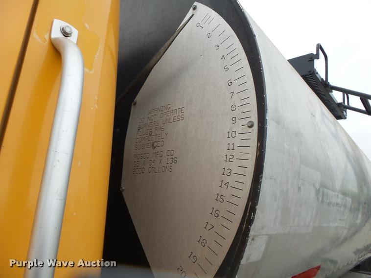 image for item DA2678 1996 International 4900 oil distributor truck