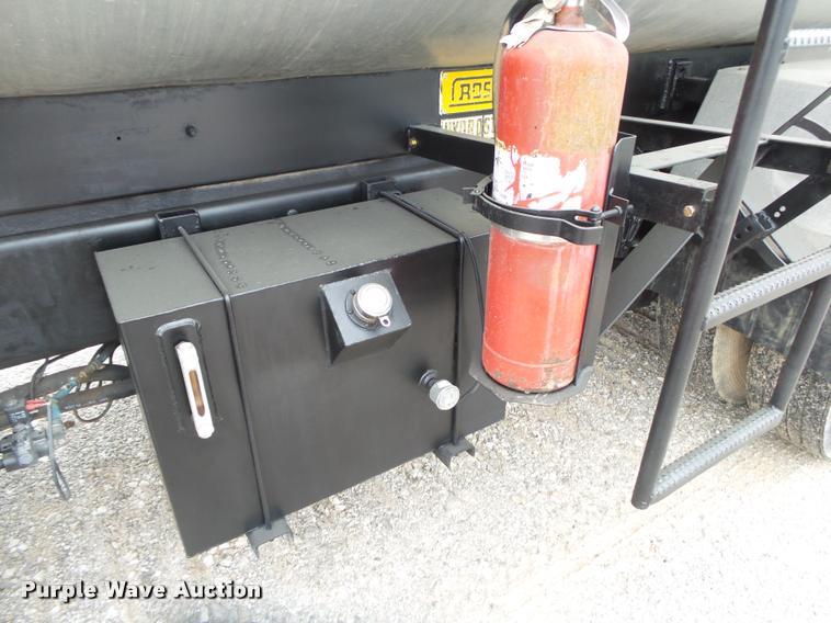 image for item DA2678 1996 International 4900 oil distributor truck