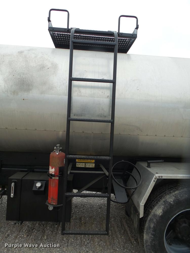 image for item DA2678 1996 International 4900 oil distributor truck