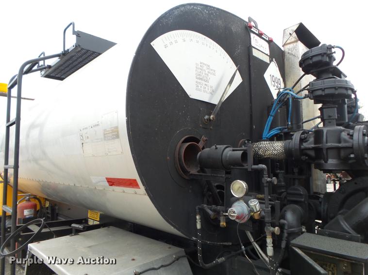 image for item DA2678 1996 International 4900 oil distributor truck