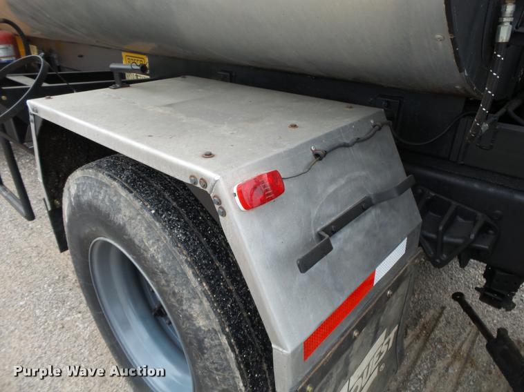 image for item DA2678 1996 International 4900 oil distributor truck