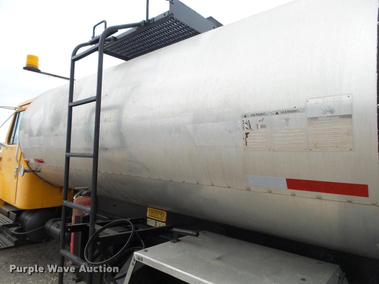 image for item DA2678 1996 International 4900 oil distributor truck