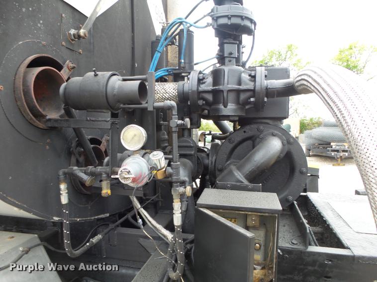 image for item DA2678 1996 International 4900 oil distributor truck