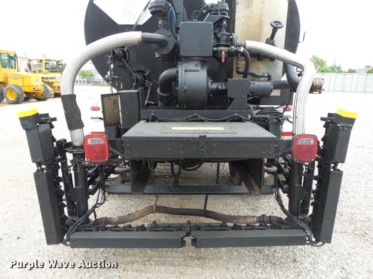 image for item DA2678 1996 International 4900 oil distributor truck