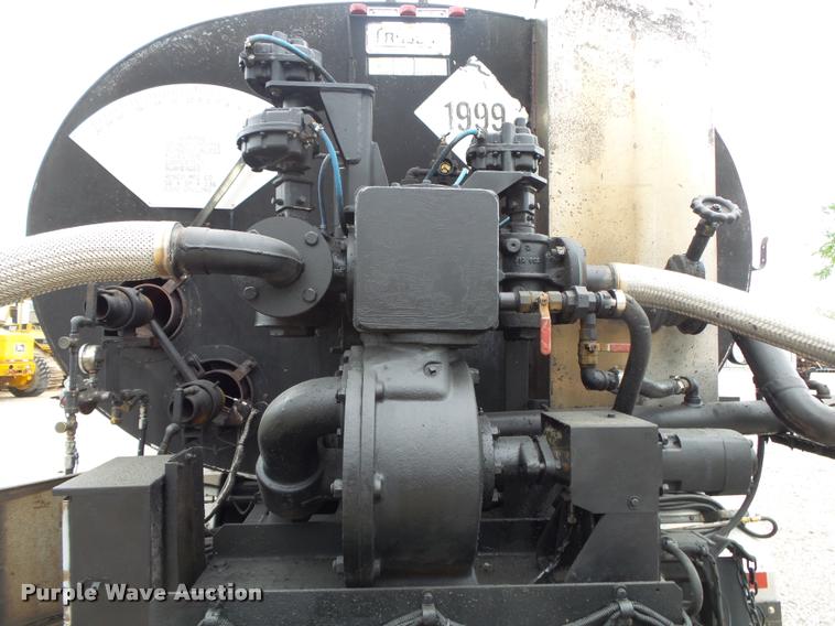 image for item DA2678 1996 International 4900 oil distributor truck