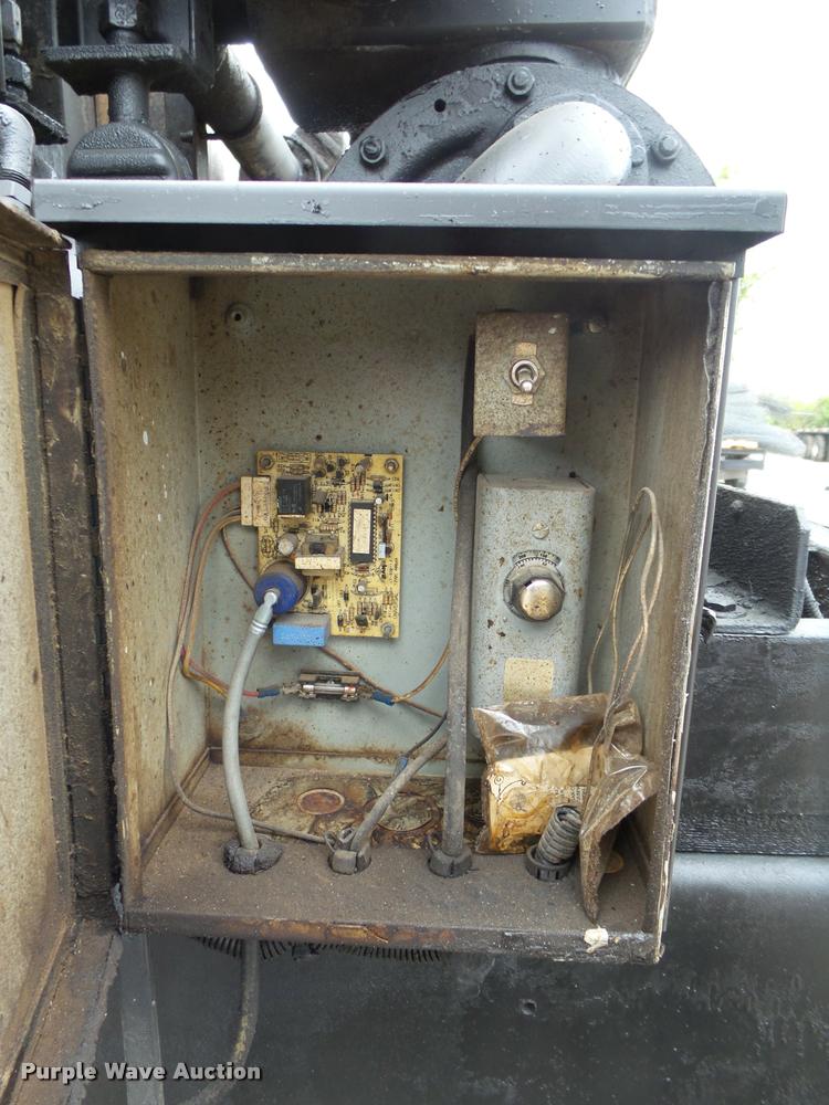 image for item DA2678 1996 International 4900 oil distributor truck