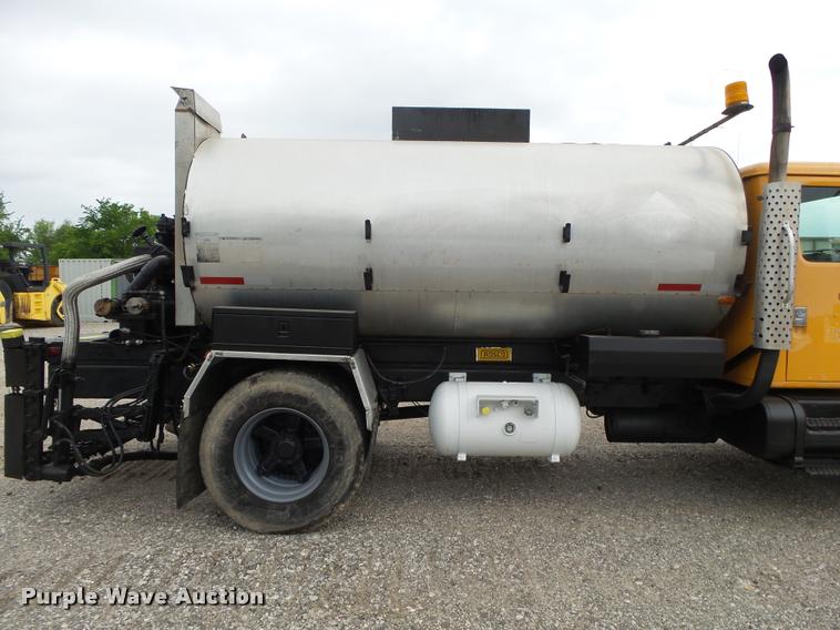 image for item DA2678 1996 International 4900 oil distributor truck