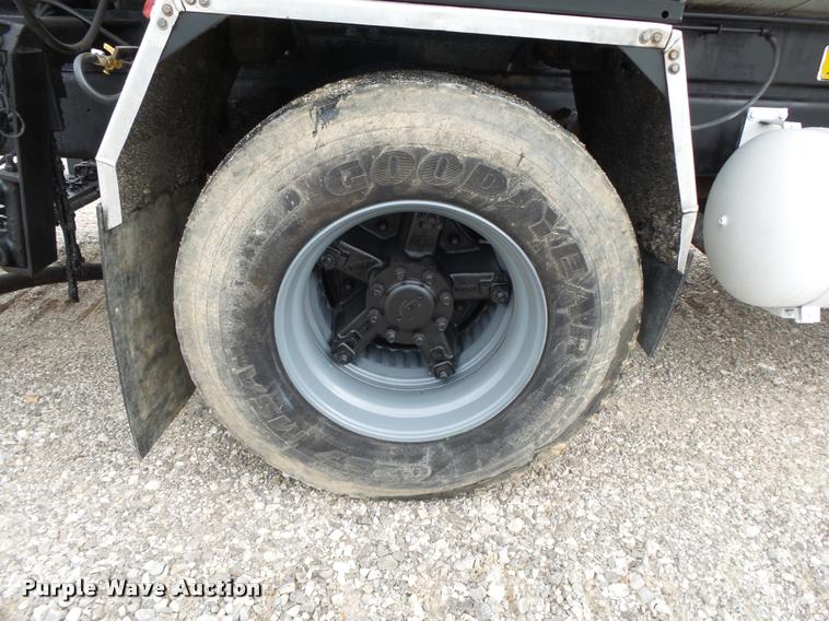 image for item DA2678 1996 International 4900 oil distributor truck