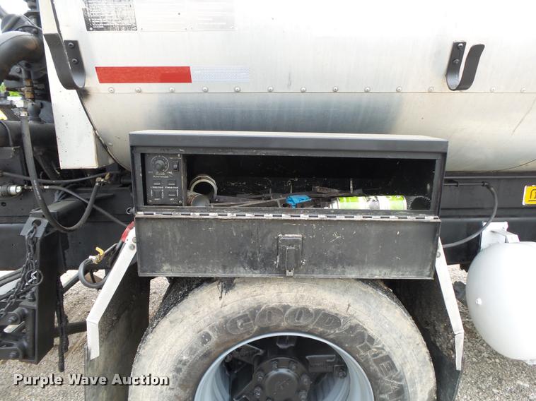 image for item DA2678 1996 International 4900 oil distributor truck