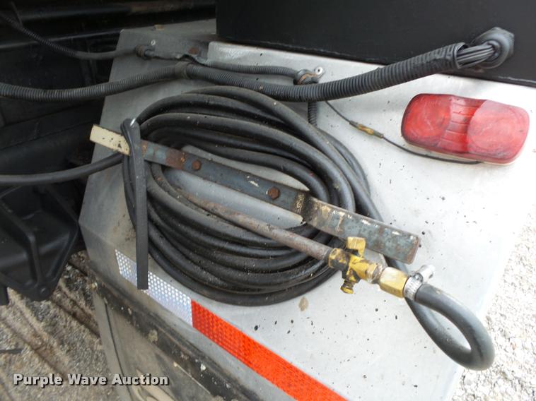 image for item DA2678 1996 International 4900 oil distributor truck