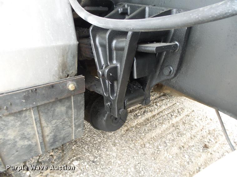 image for item DA2678 1996 International 4900 oil distributor truck