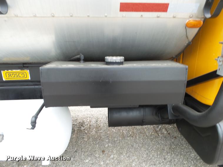 image for item DA2678 1996 International 4900 oil distributor truck