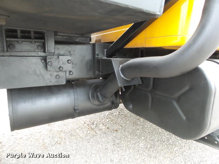 image for item DA2678 1996 International 4900 oil distributor truck