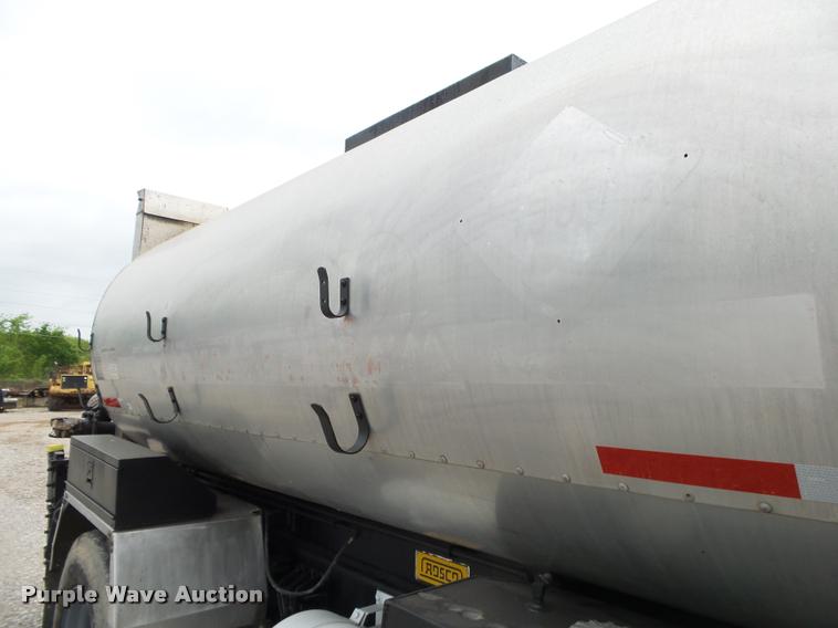 image for item DA2678 1996 International 4900 oil distributor truck