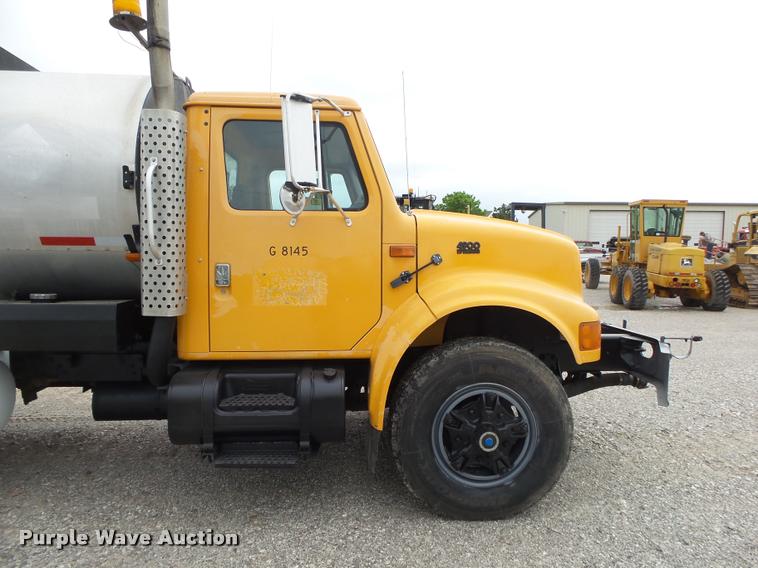 image for item DA2678 1996 International 4900 oil distributor truck