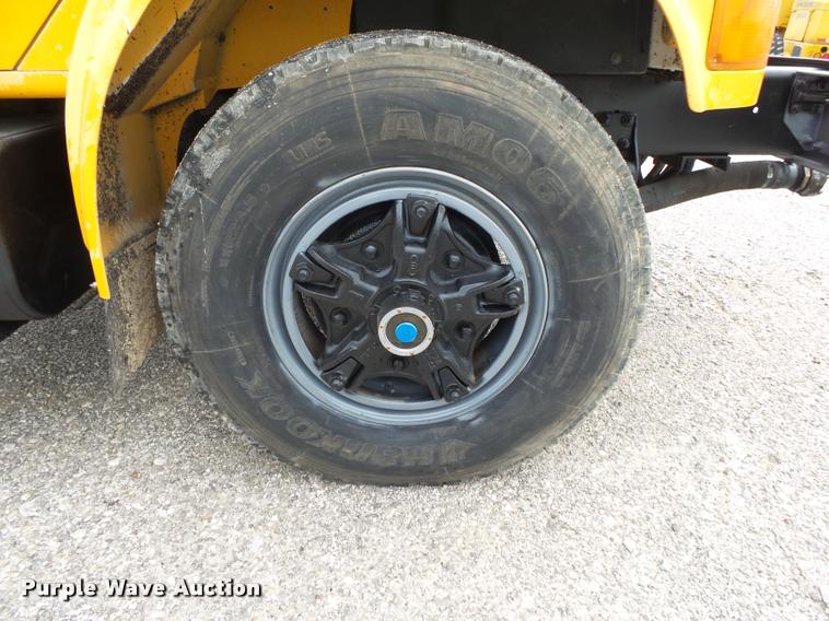 image for item DA2678 1996 International 4900 oil distributor truck