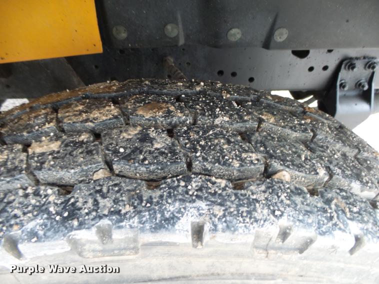 image for item DA2678 1996 International 4900 oil distributor truck