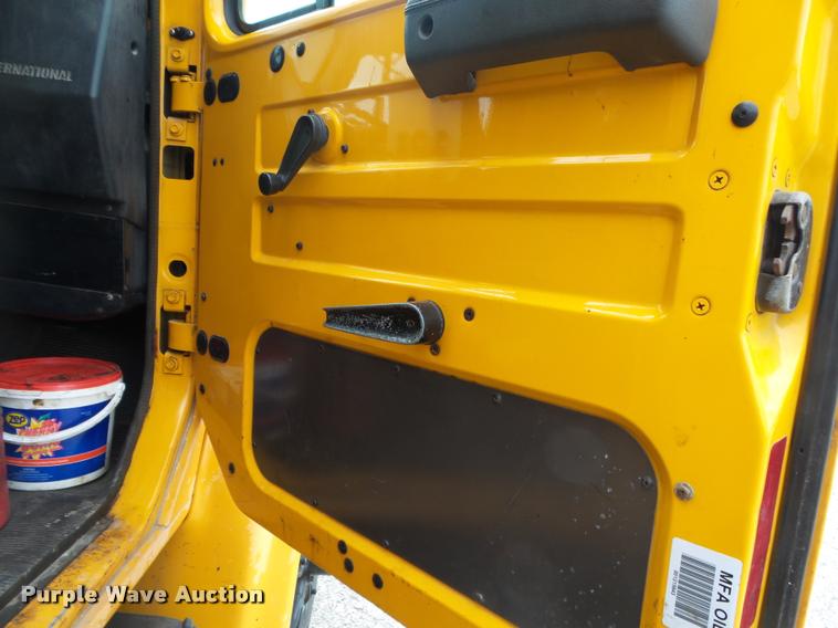 image for item DA2678 1996 International 4900 oil distributor truck