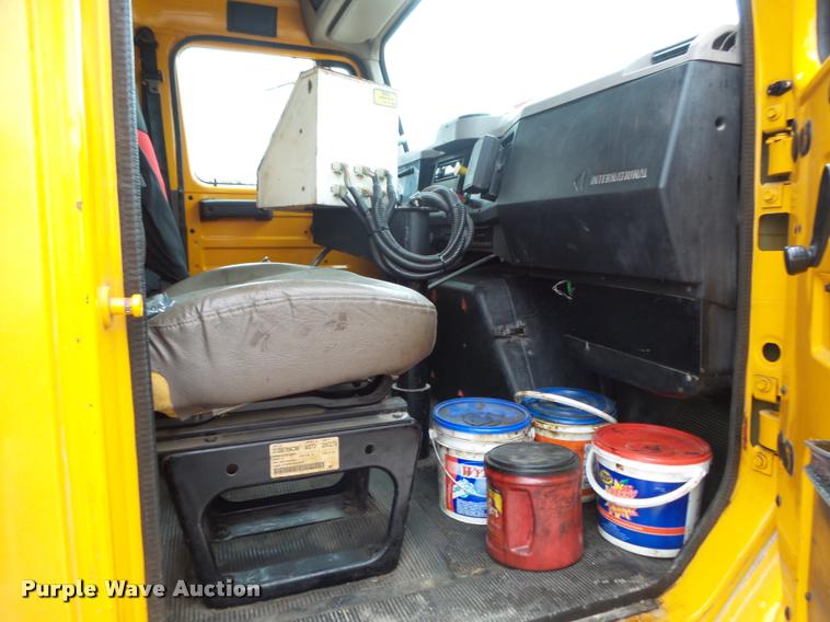 image for item DA2678 1996 International 4900 oil distributor truck