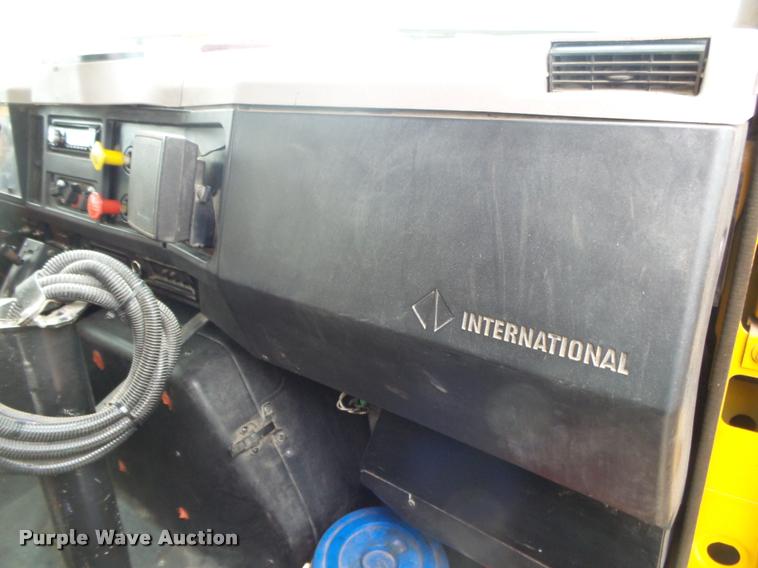 image for item DA2678 1996 International 4900 oil distributor truck
