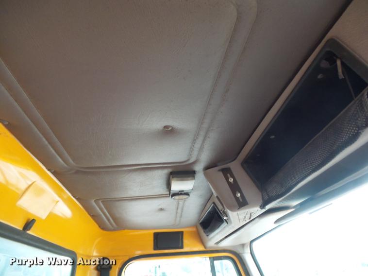 image for item DA2678 1996 International 4900 oil distributor truck