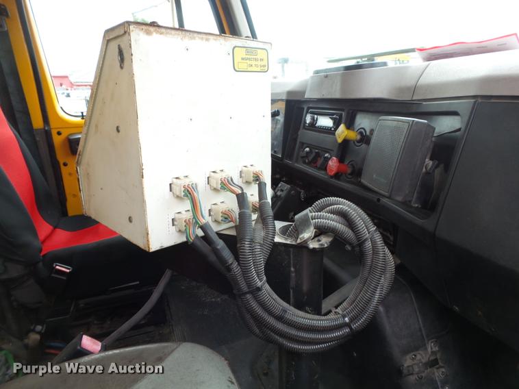 image for item DA2678 1996 International 4900 oil distributor truck