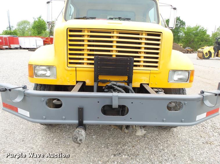 image for item DA2678 1996 International 4900 oil distributor truck