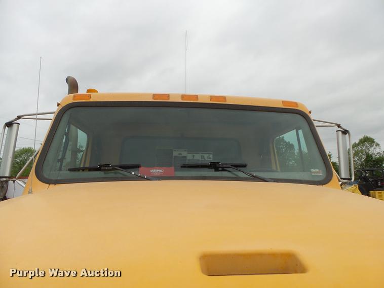 image for item DA2678 1996 International 4900 oil distributor truck