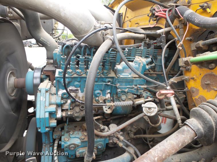 image for item DA2678 1996 International 4900 oil distributor truck