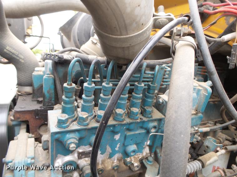 image for item DA2678 1996 International 4900 oil distributor truck