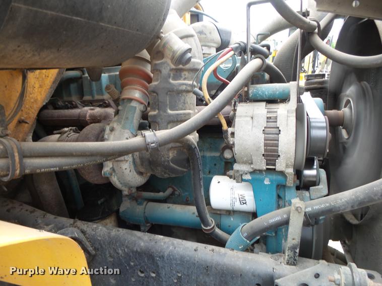 image for item DA2678 1996 International 4900 oil distributor truck