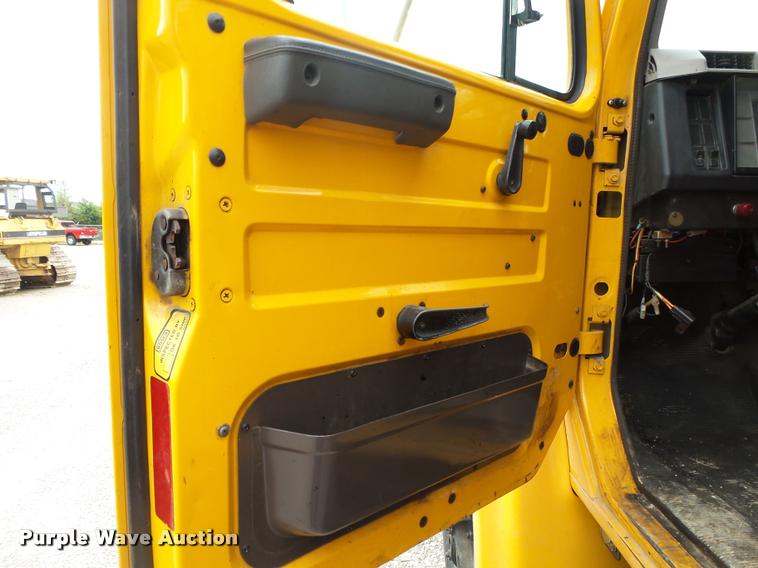 image for item DA2678 1996 International 4900 oil distributor truck