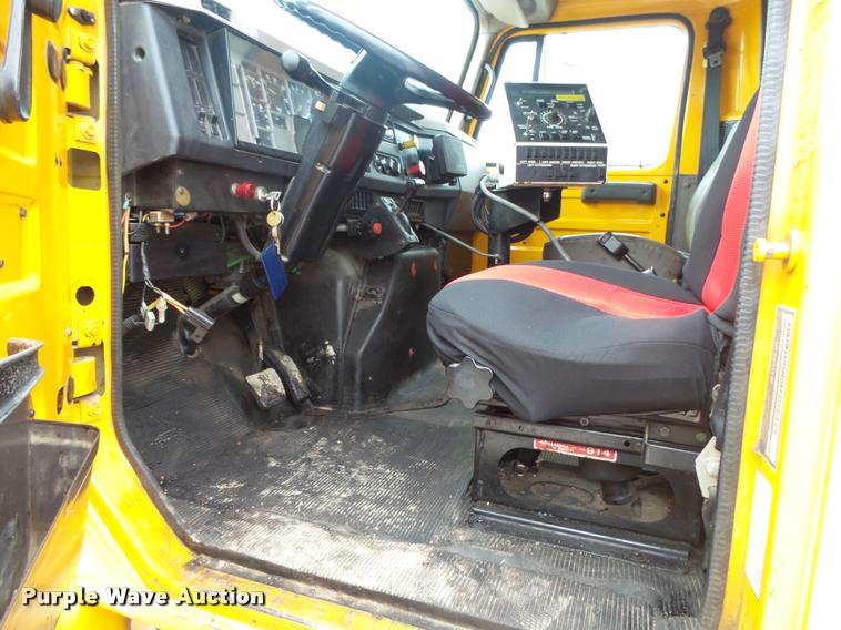 image for item DA2678 1996 International 4900 oil distributor truck