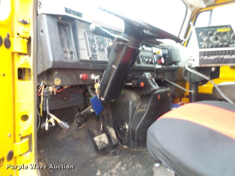 image for item DA2678 1996 International 4900 oil distributor truck