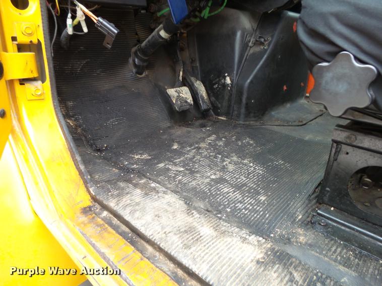 image for item DA2678 1996 International 4900 oil distributor truck