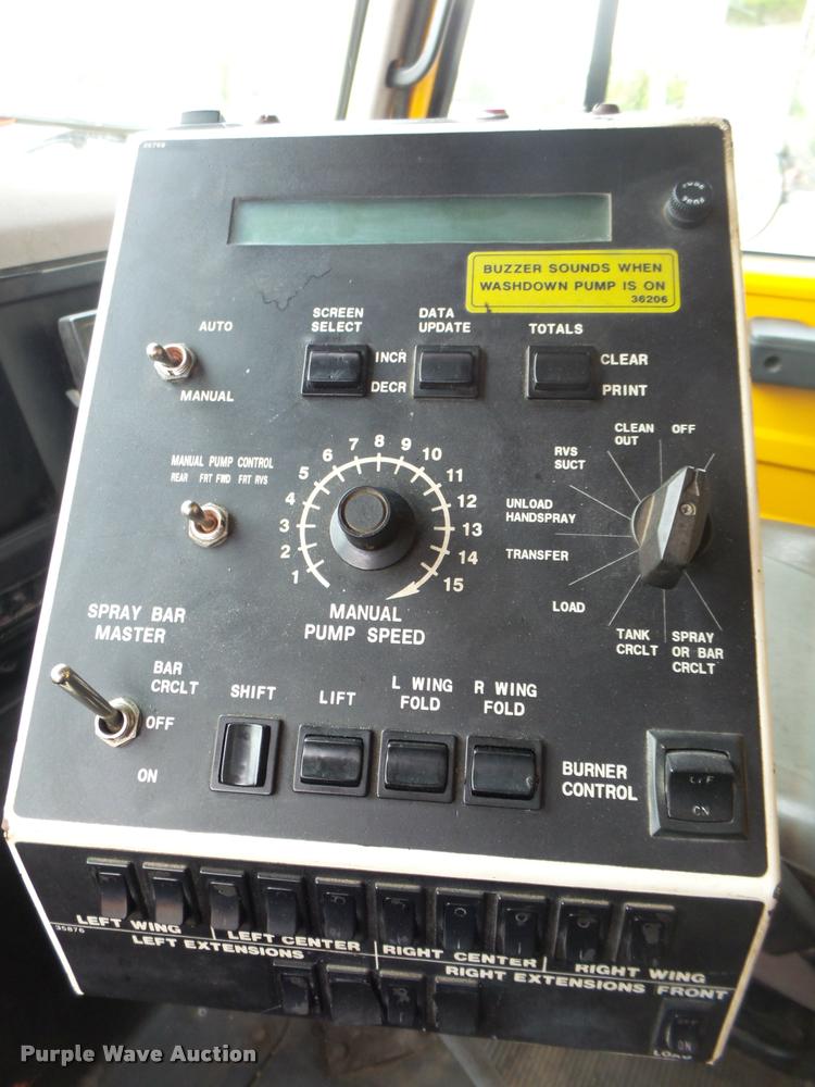 image for item DA2678 1996 International 4900 oil distributor truck