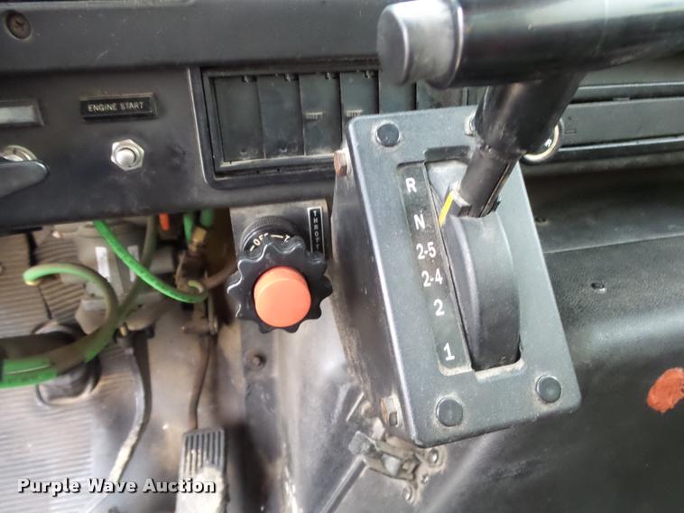 image for item DA2678 1996 International 4900 oil distributor truck