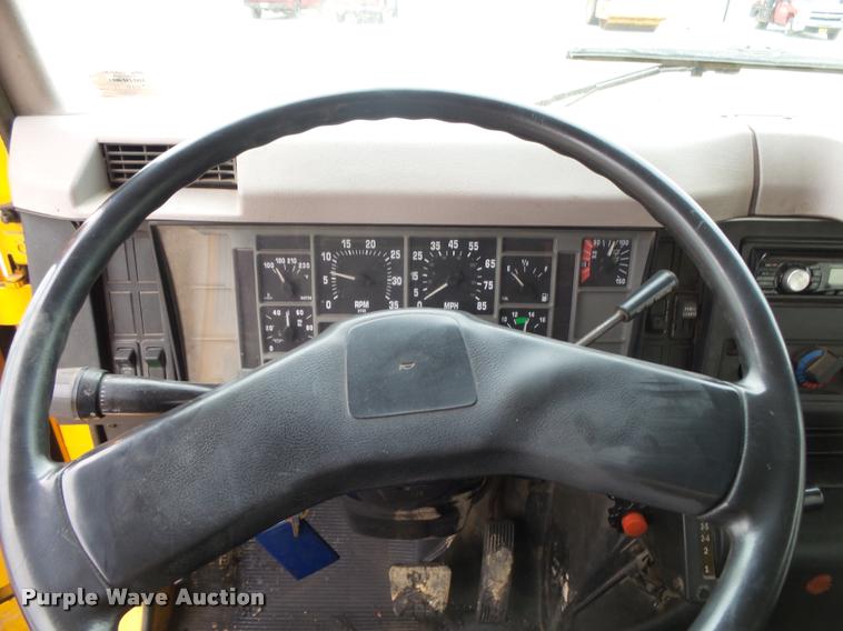 image for item DA2678 1996 International 4900 oil distributor truck