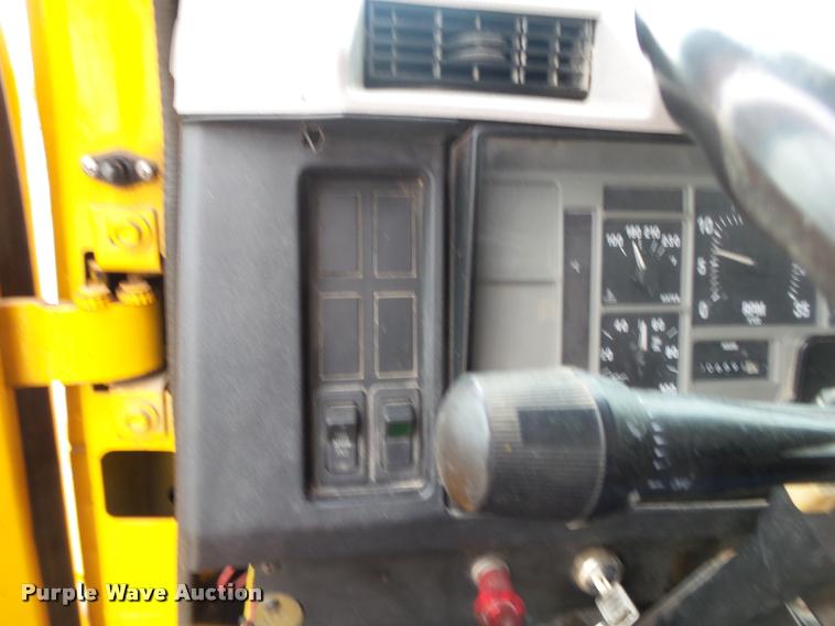 image for item DA2678 1996 International 4900 oil distributor truck