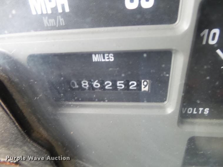 image for item DA2678 1996 International 4900 oil distributor truck