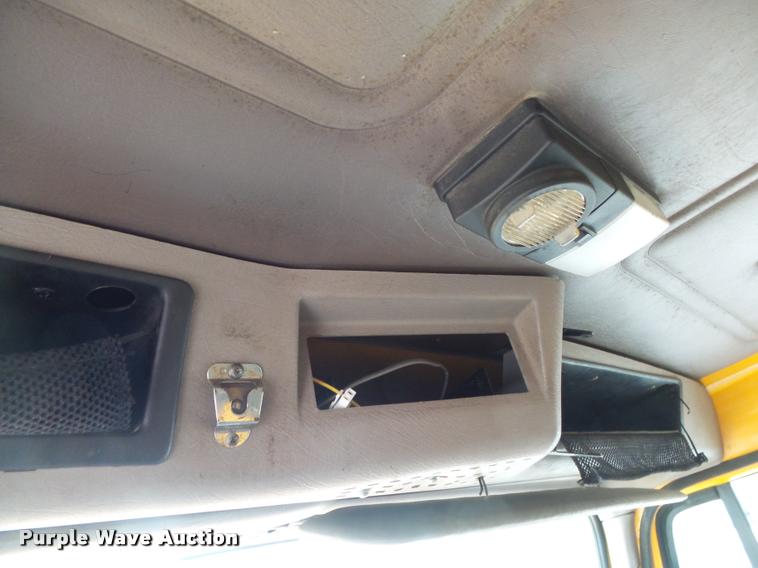 image for item DA2678 1996 International 4900 oil distributor truck