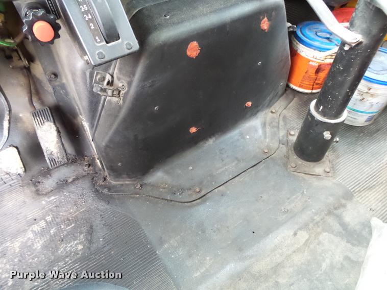 image for item DA2678 1996 International 4900 oil distributor truck