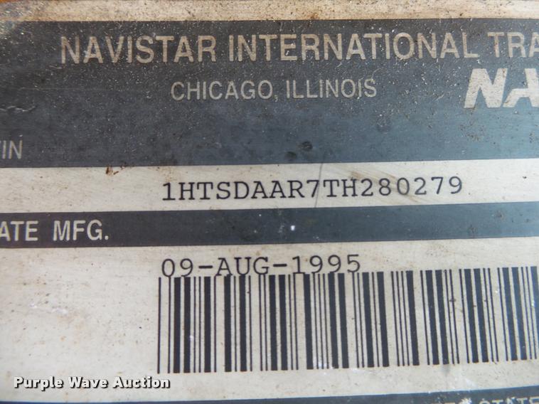 image for item DA2678 1996 International 4900 oil distributor truck