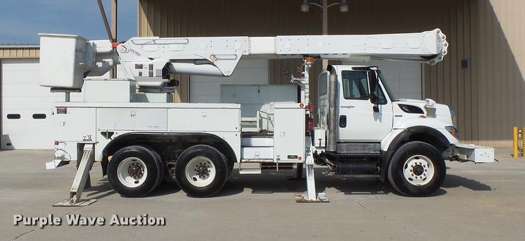 image for item DA3461 2008 International 7400 bucket truck