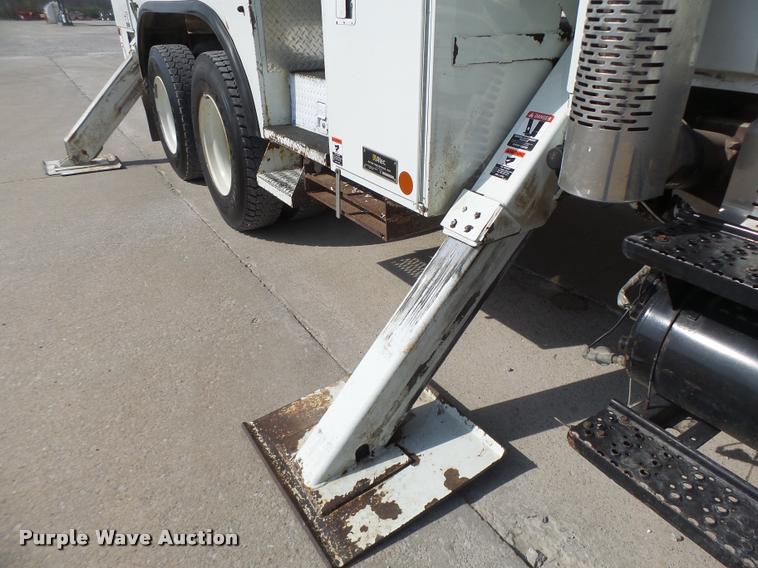 image for item DA3461 2008 International 7400 bucket truck
