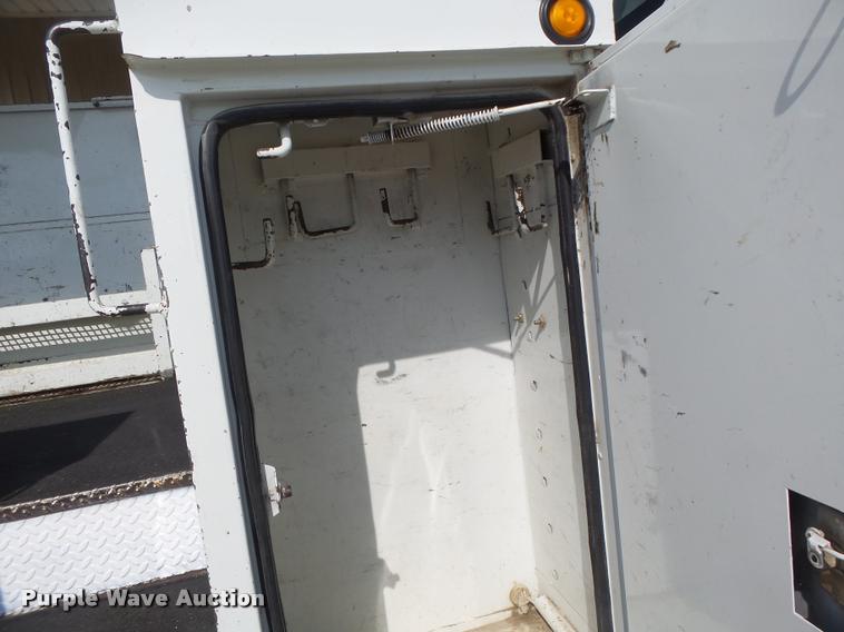 image for item DA3461 2008 International 7400 bucket truck