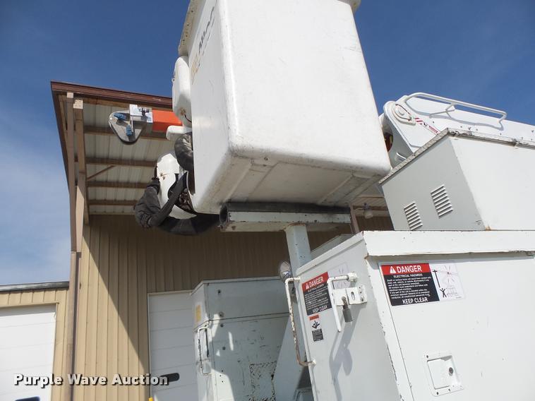 image for item DA3461 2008 International 7400 bucket truck