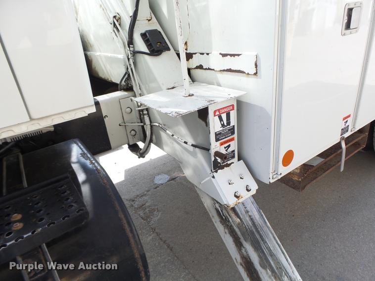 image for item DA3461 2008 International 7400 bucket truck